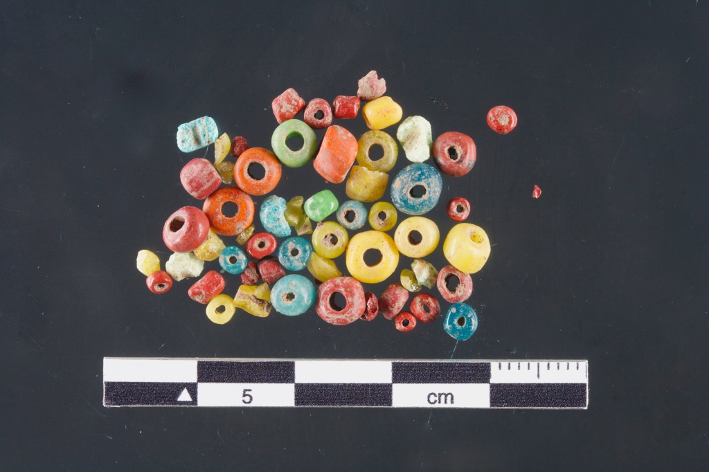 Image of monochromatic glass beads of may colors with a 5cm scale bar.